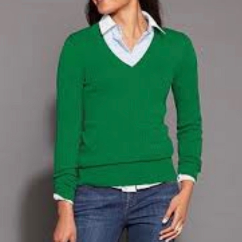 NWOT Tommy Hilfiger women’s V-neck sweater (Sz S)